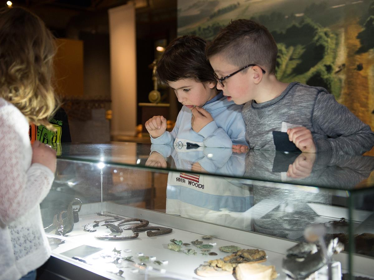 kinderen bekijken de schatten in het Thermenmuseum