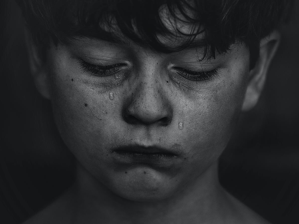 Jongen in tranen. Foto: Kat J, Unsplash.com